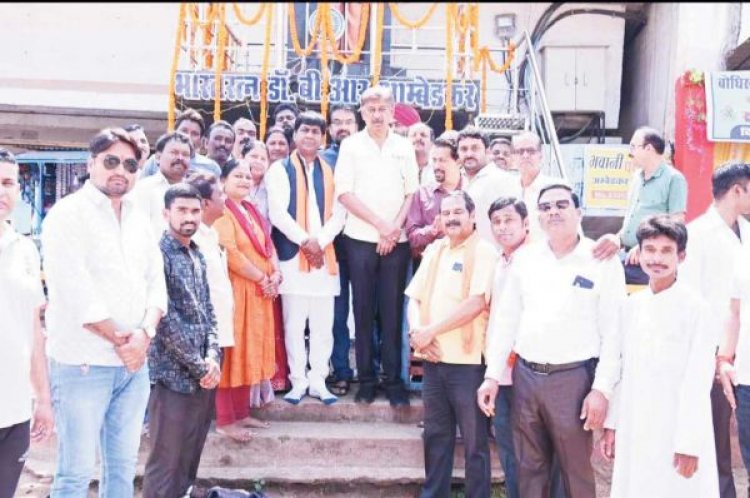 अंबेडकर की प्रतिमा पर माल्यार्पण