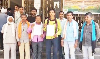 गर्मी में पेयजल समस्या से जूझ रहे ग्रामीणों ने कलेक्टर को सौंपा ज्ञापन