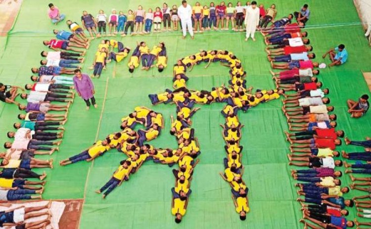 समरकैंप में प्रतिदिन लग रही योग की कक्षा