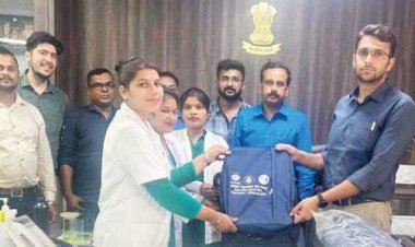 कलेक्टर ने किया बैग वितरण