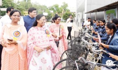 नवप्रवेशी विद्यार्थियों का फूलमाला से और तिलक लगाकर स्वागत