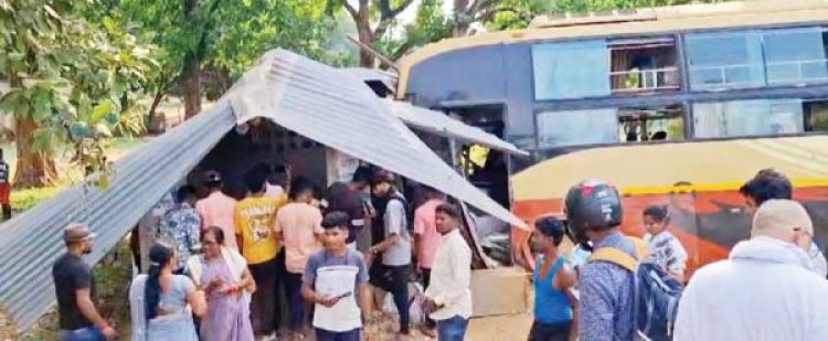 टायर फटा, यात्री बस घुसी दुकान में, चालक-परिचालक की मौत