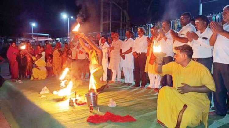 गंगा आरती में उमड़े भक्त