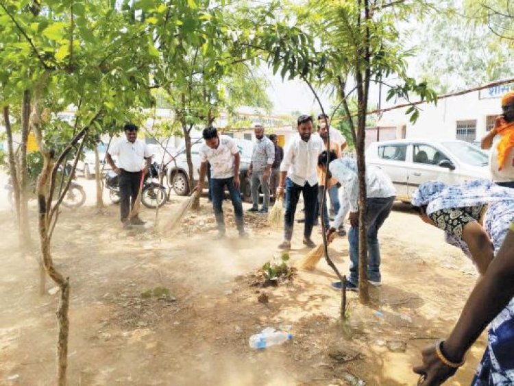 स्कूल में स्वच्छता श्रमदान