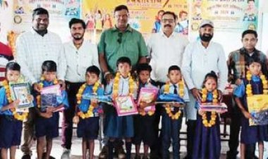 तिलक लगाकर नवप्रवेशी विद्यार्थियों का स्वागत