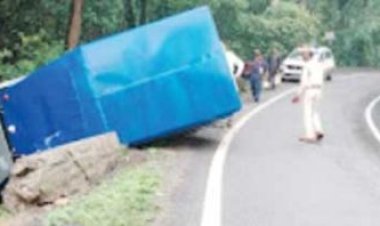 1 करोड़ 40 लाख रुपए से भरी कैश वैन पलटी, पांच घायल
