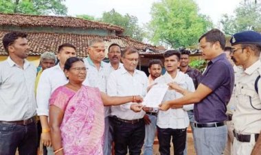 बिजली की दरों में वृद्धि-अघोषित कटौती, कांग्रेसियों ने दिया धरना