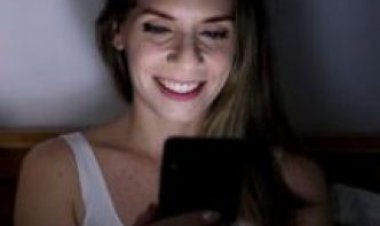 फोन से निकलने वाली नीली रोशनी आपकी त्वचा को नुकसान पहुंचा सकती है : त्वचा विशेषज्ञ