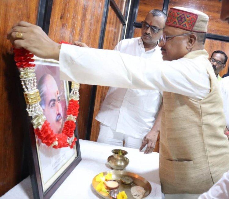 डॉ. श्यामाप्रसाद मुखर्जी की जयंती पर मुख्यमंत्री श्री विष्णु देव साय ने माल्यार्पण कर उन्हें श्रद्धांजलि अर्पित की।