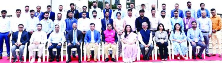 अदानी समूह से 37 आईआईएम रायपुर विद्यार्थियों को सघन व्यापार प्रशिक्षण