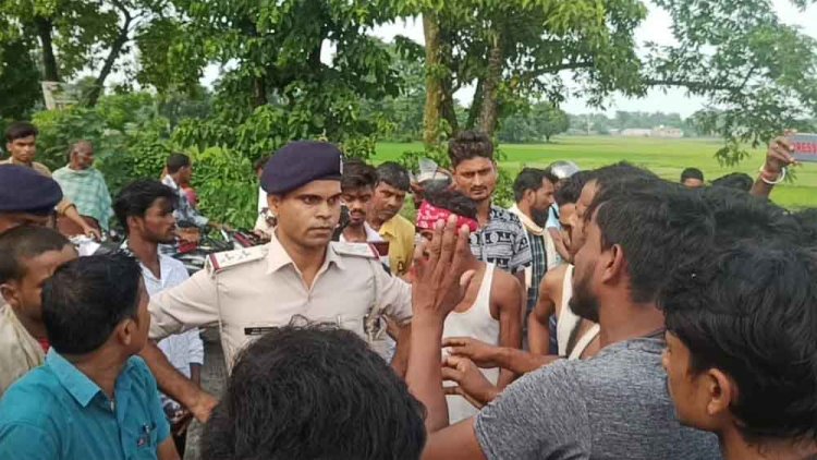 बिहार-मधेपुरा में धान रोपाई देखने गई किशोरी की करंट से मौत, बारिश से खंभे में दौड़ गई थी बिजली