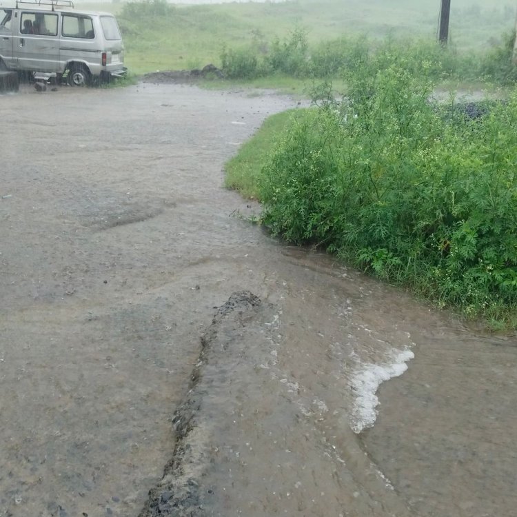 सुबह से बारिश का दौर जारी:लालपुर गांव में उफान पर साकुल नदी, पुल पार करते समय बहा ग्रामीण, सुरक्षित बाहर निकाला