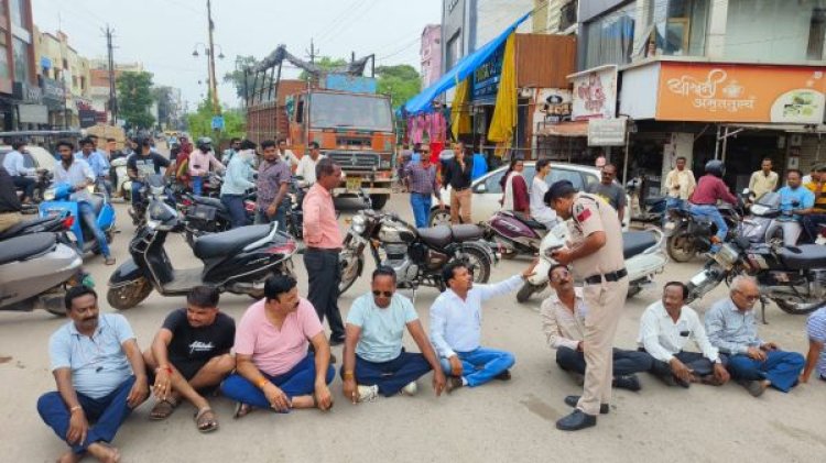 पुष्पवाटिका में शौचालय निर्माण से भडक़े भाजपा-कांग्रेस जनप्रतिनिधि उतरे सडक़ पर