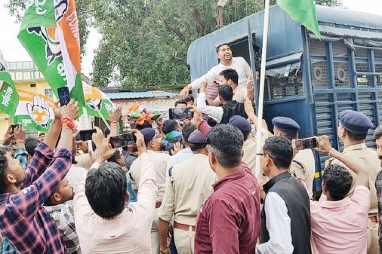 विधायक देवेन्द्र यादव की गिरफ्तार के विरोध में युवा कांग्रेस का प्रदर्शन, दी गिरफ्तारियां