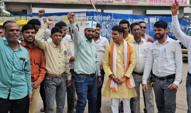 स्कूली शिक्षा मंत्री के बयान पर अतिथि शिक्षकों का प्रदर्शन:बोले- मंत्री जहां भी जाएंगे वहां विरोध कर काले झंडे दिखाएंगे