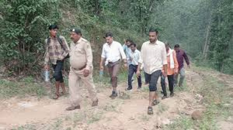 कलेक्टर प्रशासनिक अमले सहित पैदल पहुंचे घटोन गांव