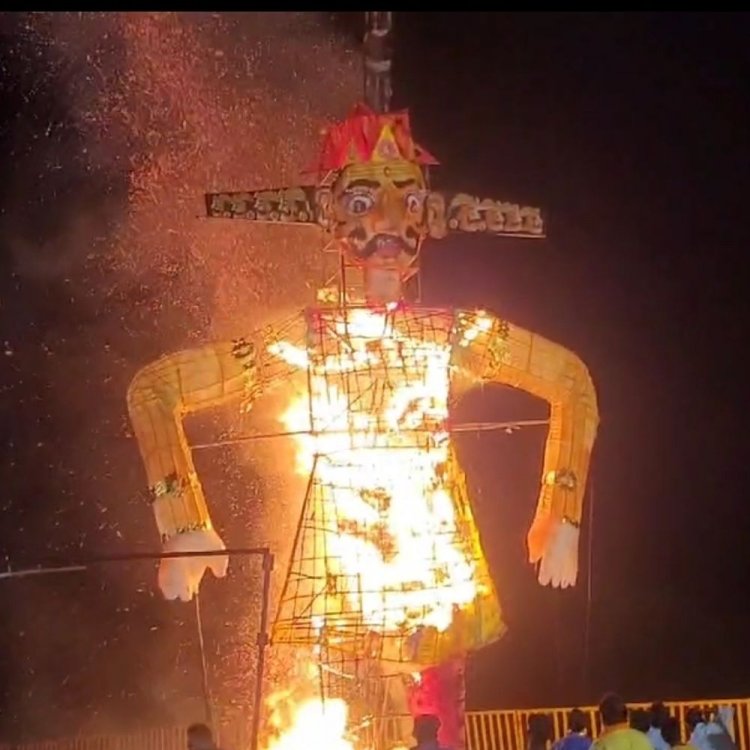 रावण ने झाड़ू​​​​​​​ लेकर दिया स्वच्छता का संदेश:देवास में बासी दशहरा पर हुआ रावण दहन, कलाकारों ने दी प्रस्तुतियां
