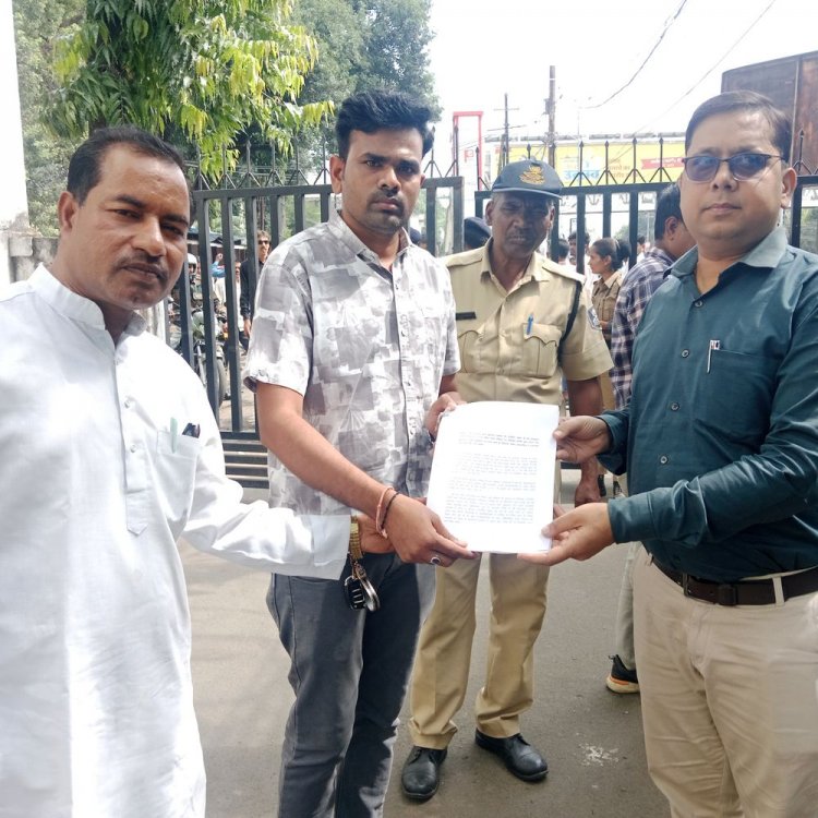 कुशवाहा समाज का प्रतिनिधि मंडल कलेक्टर कार्यालय पहुंचा:समाज भवन पर अवैध कब्जा खाली कराने को लेकर सौंपा ज्ञापन