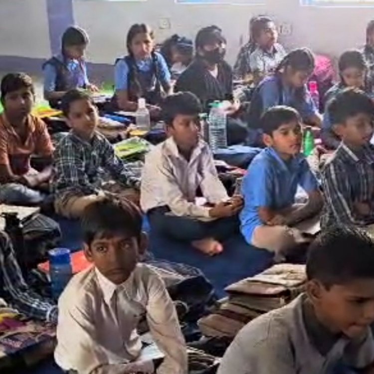 दमोह के सीएम राइज स्कूल के छात्र बोले:पीने का पानी पर्याप्त नहीं, जमीन पर बैठना मजबूरी, प्रशासन दिलाए फर्नीचर