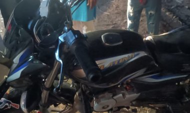 ट्रैक्टर ने बाइक को मारी टक्कर:हादसे में दो भाई घायल; इलाज के दौरान बड़े भाई की मौत, छोटा गंभीर