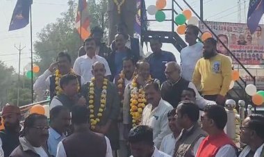 विदिशा में संविधान दिवस मनाया गया:डॉ. अंबेडकर की प्रतिमा पर माल्यार्पण कर लोगों से संविधान पड़ने की अपील की गई