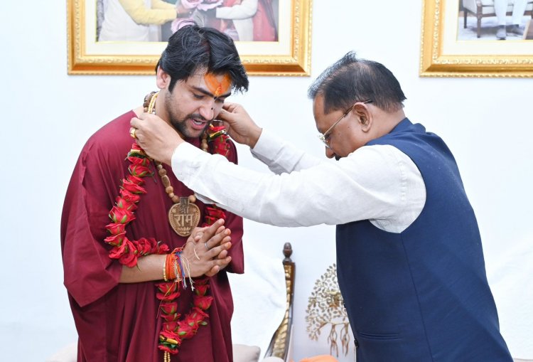 मुख्यमंत्री श्री साय ने पं. धीरेंद्र शास्त्री को  शाल- श्रीफल भेंटकर उनका का आत्मीय स्वागत किया।