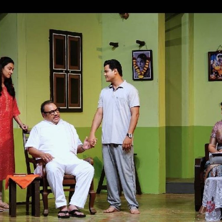 इंदौर में सानंद के मंच पर प्रस्तुति:मराठी नाटक 'नकळत सारे घडले' ने अनेक सामाजिक पहलुओं को किया स्पर्श