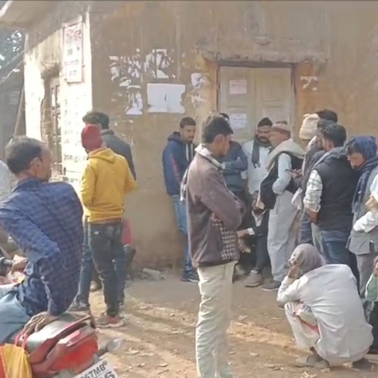 अशोकनगर में डीएपी की आज 2 हजार 200 पर्चियां बांटी:1100 को आज और 1100 को कल दिया जाएगा खाद, कल नहीं बटेंगीं पर्ची