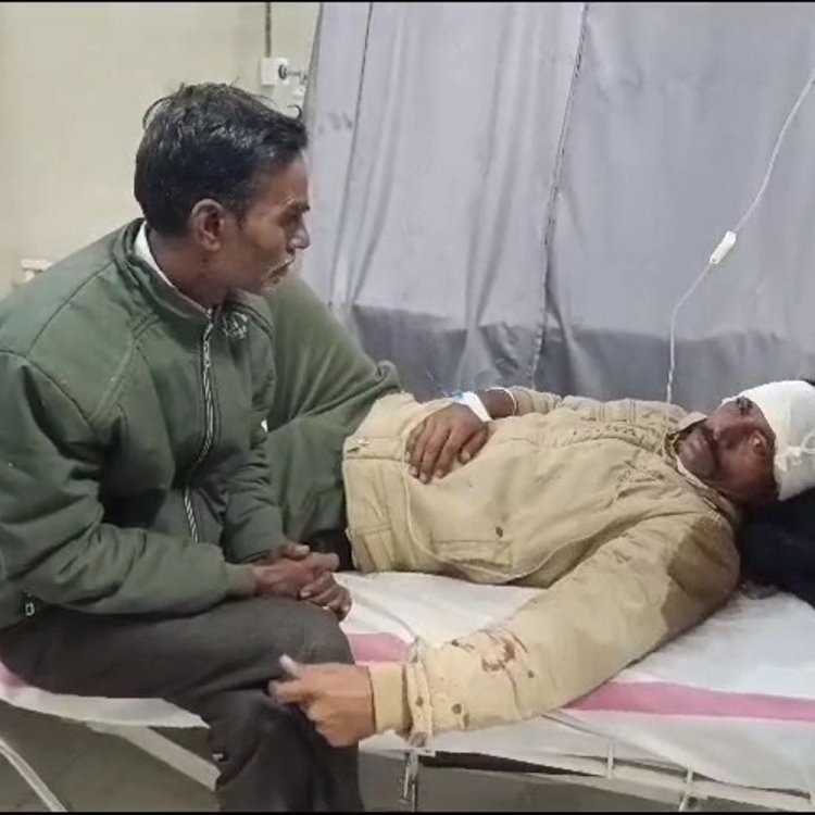 शाजापुर में बारात में युवक के हाथ में फटा पटाखा:बैंड कर्मचारी और युवक घायल, जिला अस्पताल में भर्ती