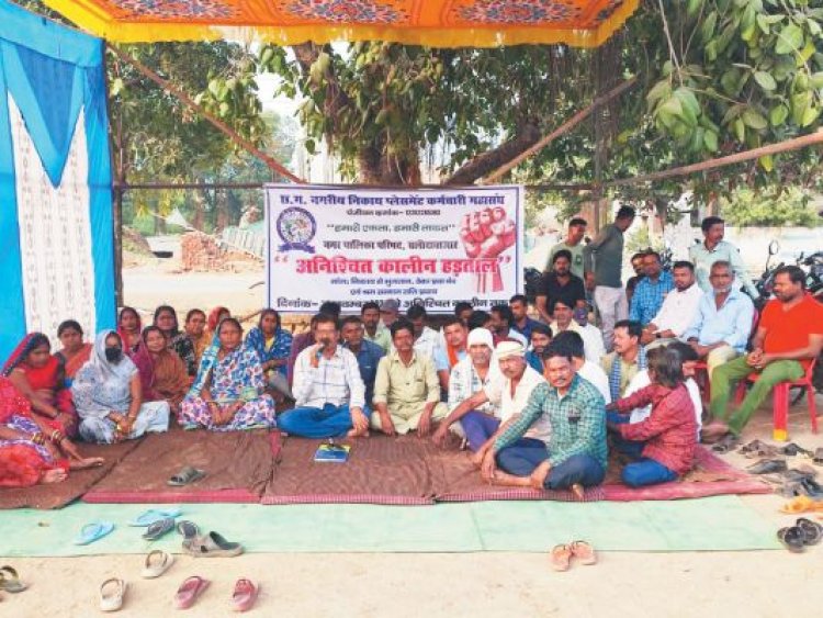 अनिश्चितकालीन धरने पर ठेका कर्मचारी