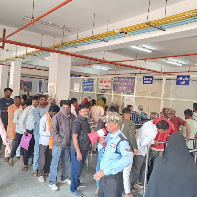 ओपीडी का सर्वर डाउन, हाथ से काटी पर्चियां:खंडवा जिला अस्पताल में 1800 पेशेंट पहुंचे, सबसे ज्यादा सर्दी-खांसी