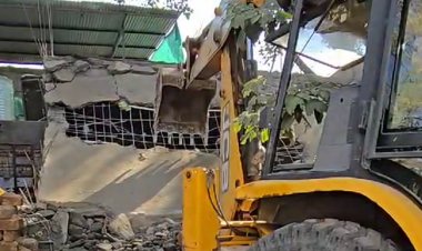 मस्जिद की दुकान पर चला बुलडोजर:निगम और पुलिस-प्रशासन अमले की कार्यवाही; 60 साल पुराने किरायेदार ने कहा-कोर्ट जाएंगे