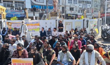 उज्जैन में कांग्रेस का काली पट्टी बांधकर मौन धरना:शहर अध्यक्ष बोले- देश के गृहमंत्री का बयान निंदनीय; अमित शाह तुरंत इस्तीफा दें