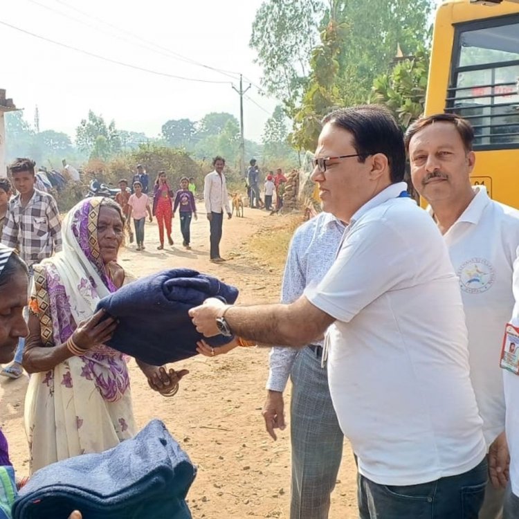 नव रचना सेवा संस्थान ने जरूरतमंदों को बांटे कंबल:भोपाल के बिलखिरिया स्थित शांति नगर में हुआ आयोजन