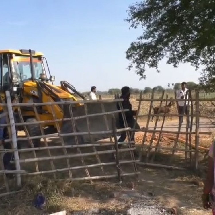 गुनौर के सुंगरहा गांव में चला प्रशासन का बुलडोजर:पानी की टंकी के निर्माण में बाधा बन रहे अतिक्रमण को हटाया