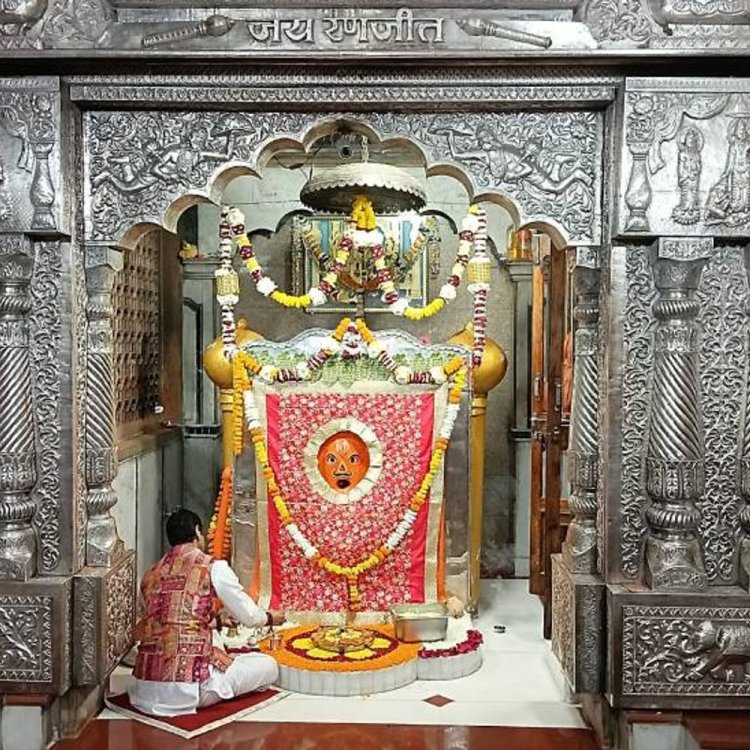 रणजीत हनुमान मंदिर में प्रभातफेरी की तैयारी:आकर्षक लाइटिंग और वंदनवार से सजावट शुरू, भक्तों की टीम कर रही ढोल की प्रैक्ट्रिस