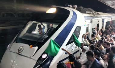 माननीय सांसदगणों द्वारा नर्मदापुरम स्टेशन पर वंदे भारत ट्रेन के प्रायोगिक ठहराव का किया शुभारंभ