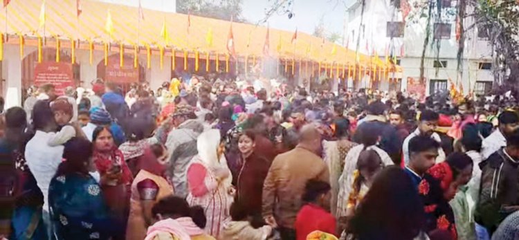 नए साल का उत्साह से स्वागत, मंदिरों में उमड़ी भीड़