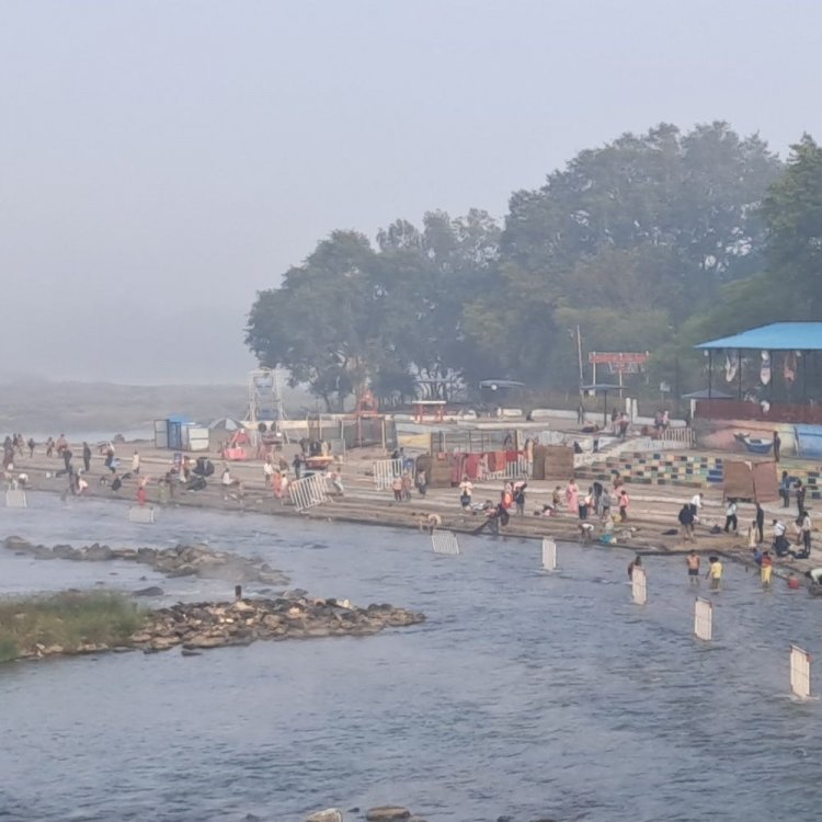 मकरसंक्रांति पर नर्मदा स्नान के लिए उमड़ी भीड़:कड़ाके की ठंड में श्रद्धालुओं ने लगाई डुबकी, मंडला के घाटों पर विशेष सुरक्षा इंतजाम