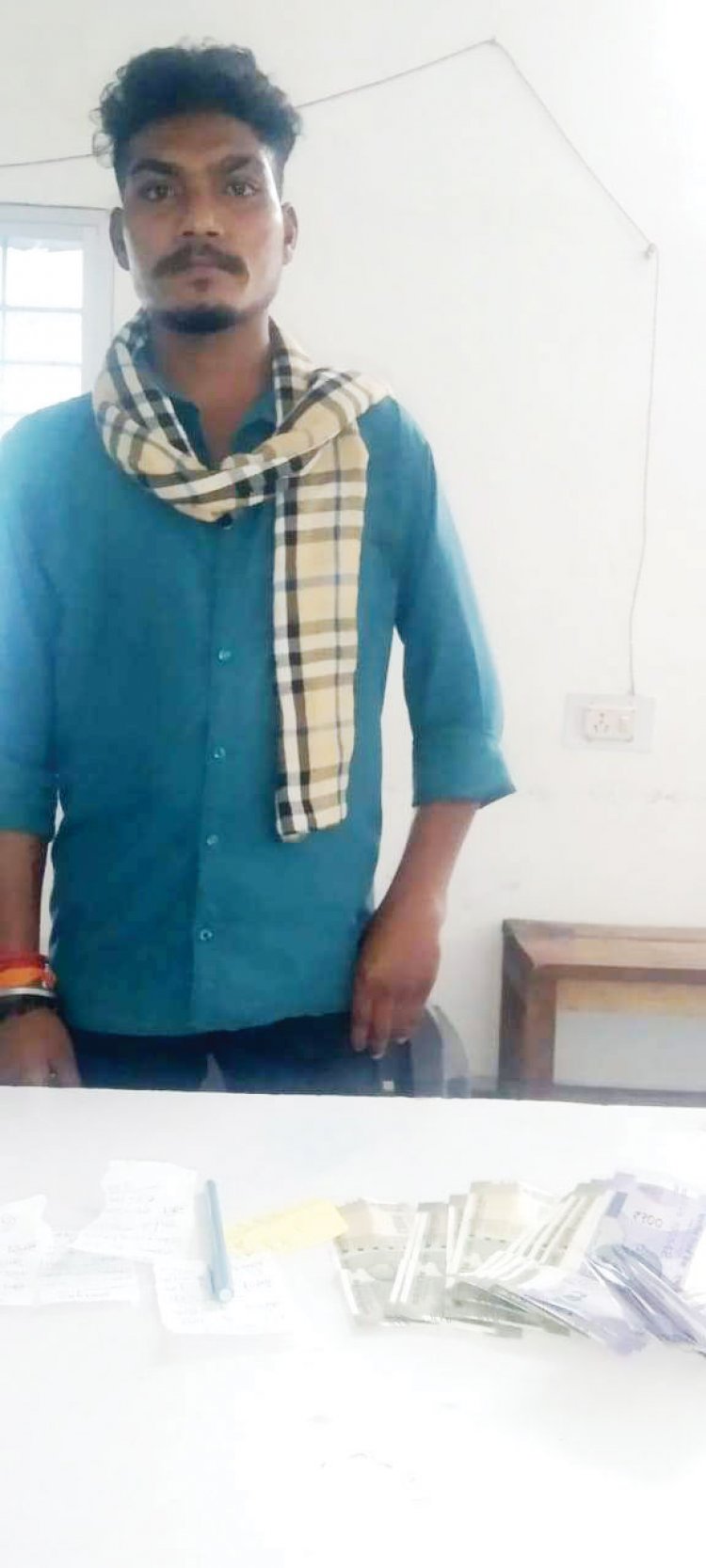 सट्टा-पट्टी लिखते एक गिरफ्तार