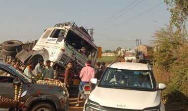 सिंघाड़ी जाने वाली सड़क पर पलटा ट्राला:बमोरी, फतेहगढ़, राजस्थान जाने वाले वाहन फंसे; चार महीने के लिए बंद है महूगढ़ा रेलवे क्रॉसिंग