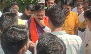 बड़वानी में इंद्रजीत छात्रावास को फिर शुरू करने की मांग:कॉलेज के छात्रों ने सांसद को सौंपा ज्ञापन, 2019 से बंद है