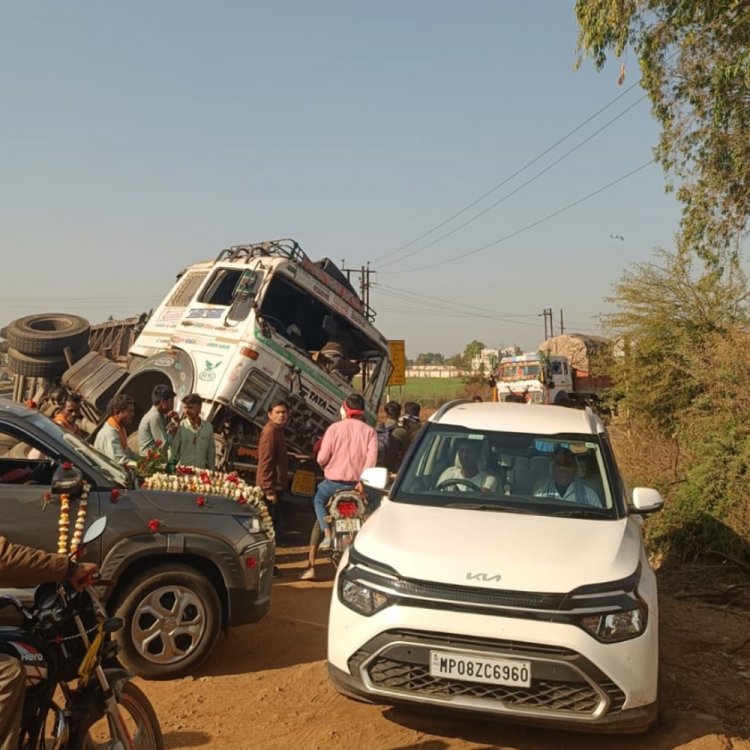 सिंघाड़ी जाने वाली सड़क पर पलटा ट्राला:बमोरी, फतेहगढ़, राजस्थान जाने वाले वाहन फंसे; चार महीने के लिए बंद है महूगढ़ा रेलवे क्रॉसिंग
