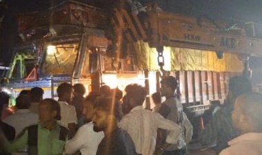 मऊगंज में दो ट्रकों की टक्कर:30 वर्षीय चालक घायल, रीवा रेफर, मसूरिहा बाईपास पर हादसा
