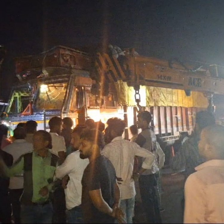 मऊगंज में दो ट्रकों की टक्कर:30 वर्षीय चालक घायल, रीवा रेफर, मसूरिहा बाईपास पर हादसा