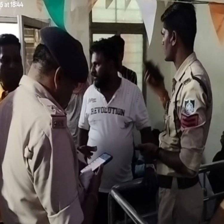 MP के 3 रेलवे-स्टेशनों पर 18 मजदूरों को पकड़ा गया:धर्मांतरण चाहते थे, 1-1 लाख रुपए का मिला था लालच; ट्रेन से ले जाया जा रहा था पंजाब