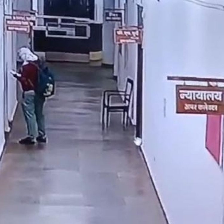 कलेक्टोरेट में भ्रष्टाचार का पोस्टर लगाने वाला कर्मचारी सस्पेंड:सीसीटीवी से पता चला महिला-बाल विकास विभाग का था कर्मचारी