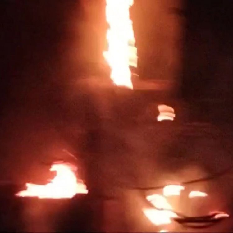 शिवपुरी में देर रात बिजली ट्रांसफॉर्मर में लगी आग:झांसी तिराहे पर हुई घटना; जूस स्टॉल जला, बैंक-एटीएम को बचाया