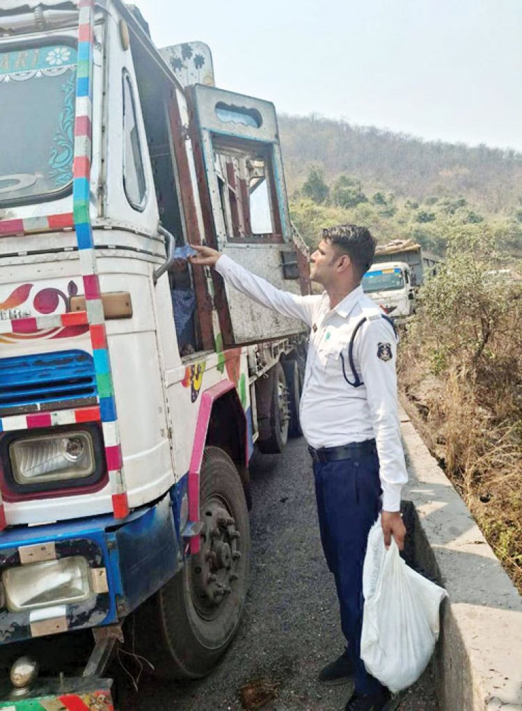 ट्रैफिक जवानों ने वाहन चालकों को बांटा पानी