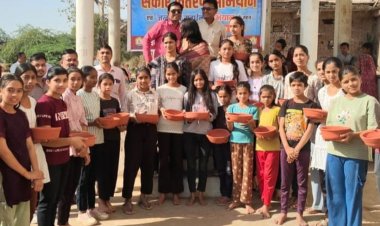 खरगोन में शिक्षक संघ ने बांटे 1100 सकोरे:पक्षियों के लिए शुरू किया दाना-पानी अभियान; ग्रामीणों को दिलाई जल संरक्षण की शपथ